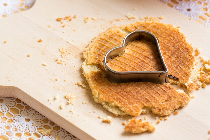 Hartvormje op een stroopwafel.